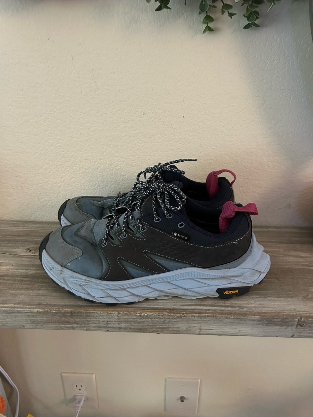Hoka Anacapa vibration Size 9 athletic Hiking Gore-Tex